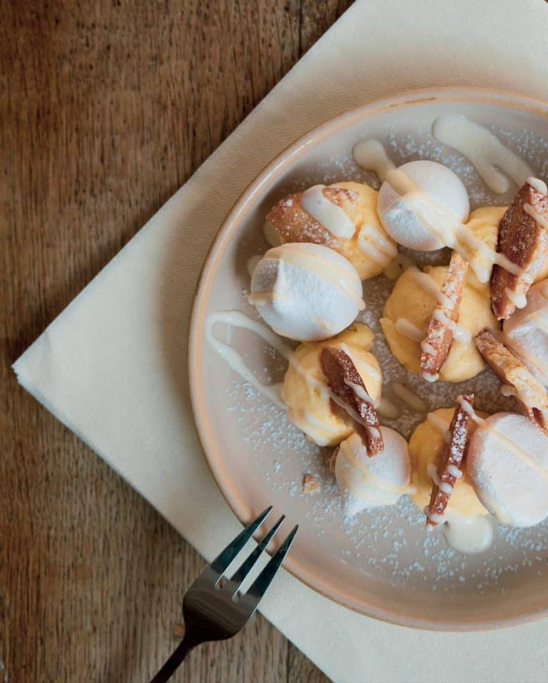 Dessert traditionnel (tarte au citron meringuée) revisitée présent à la carte.