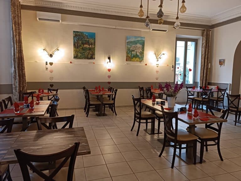 Salle intérieure climatisée du restaurant La Fontaine en plein coeur du village de Callas dans le Var (83). Décorée pour l'occasion de la Saint-Valentin 2026